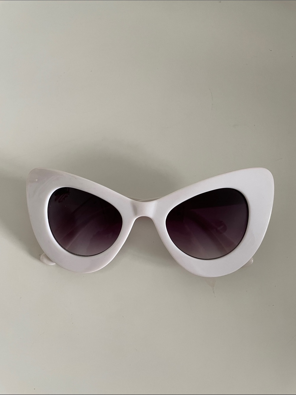 Bold White Retro Cat-Eye Sunglasses with Gradient Lenses